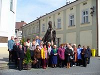 Pod pomnikiem Papieża w Wadowicach