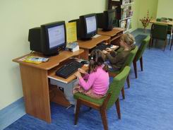 Stanowiska komputerowe w Biblitece w Brzeźnicy
